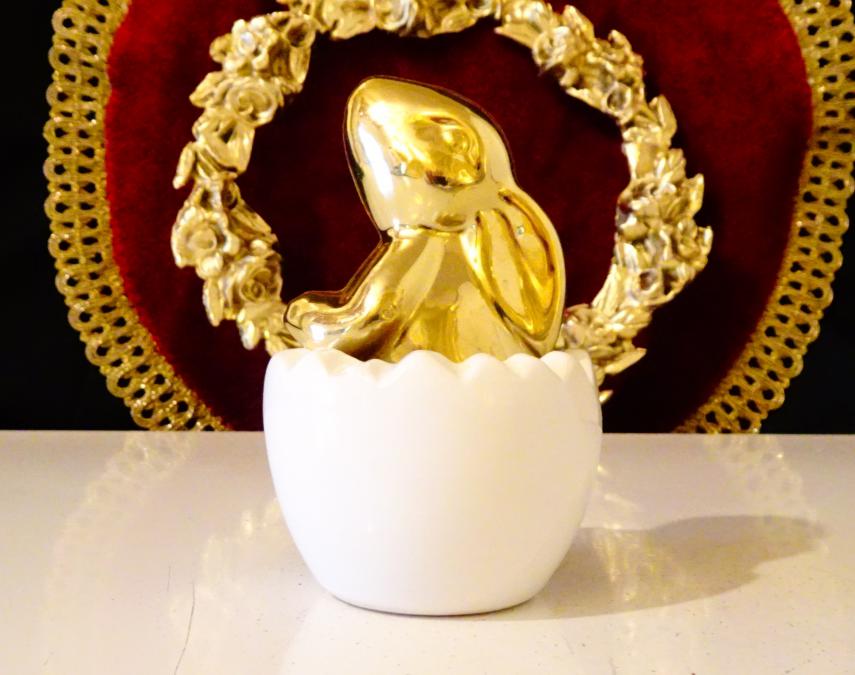 Порцеланова фигура Заек в яйчена черупка, позлата.