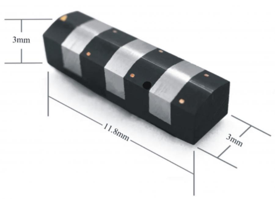 Магнитна четяща глава. Размери 3 x 3 x 11.8 мм.