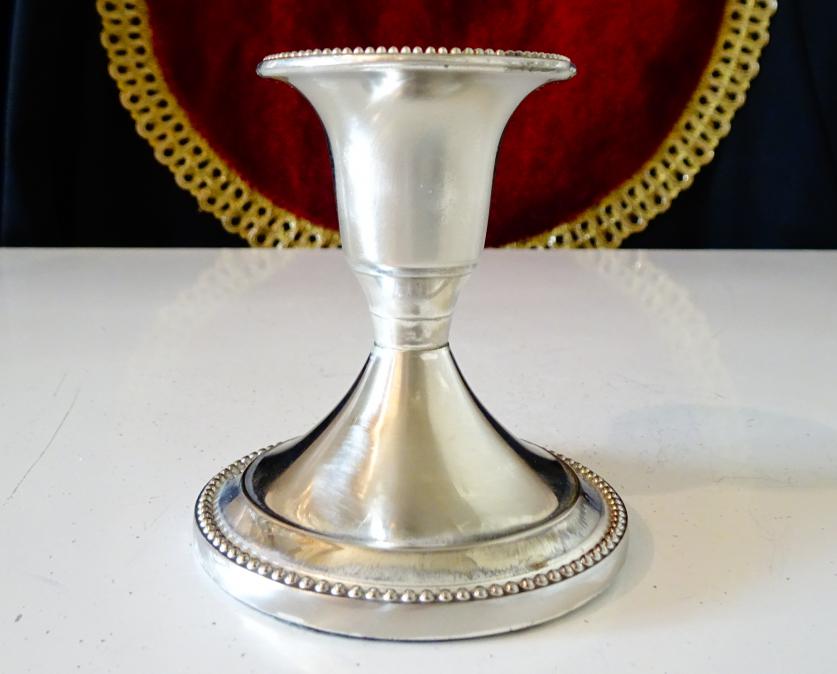 Посребрен свещник 7 см., перлен релеф.