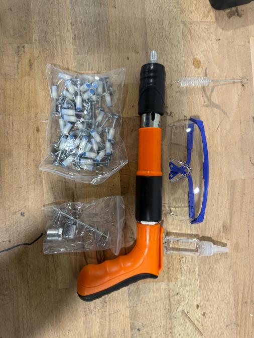 Професионален пистолет за забиване на пирони  50 броя пирона