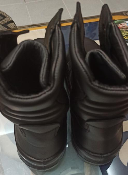 Български кубинки номер 44