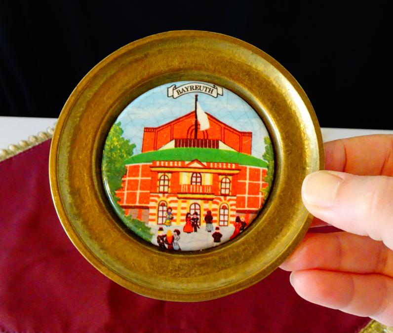 Бронзова чиния с изображение от Bayreuth, порцелан.