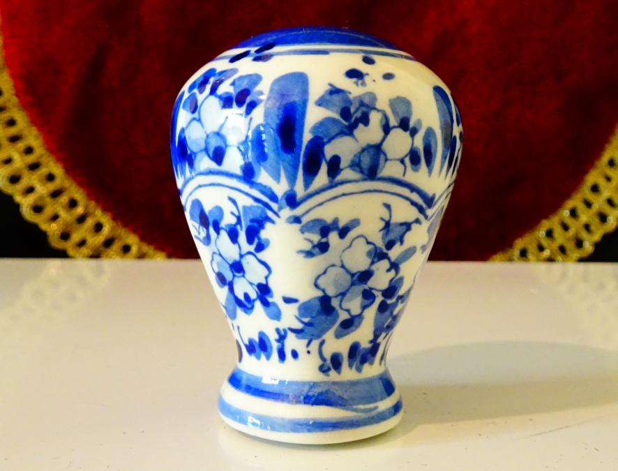 Порцеланова солница, кобалт, цветя.