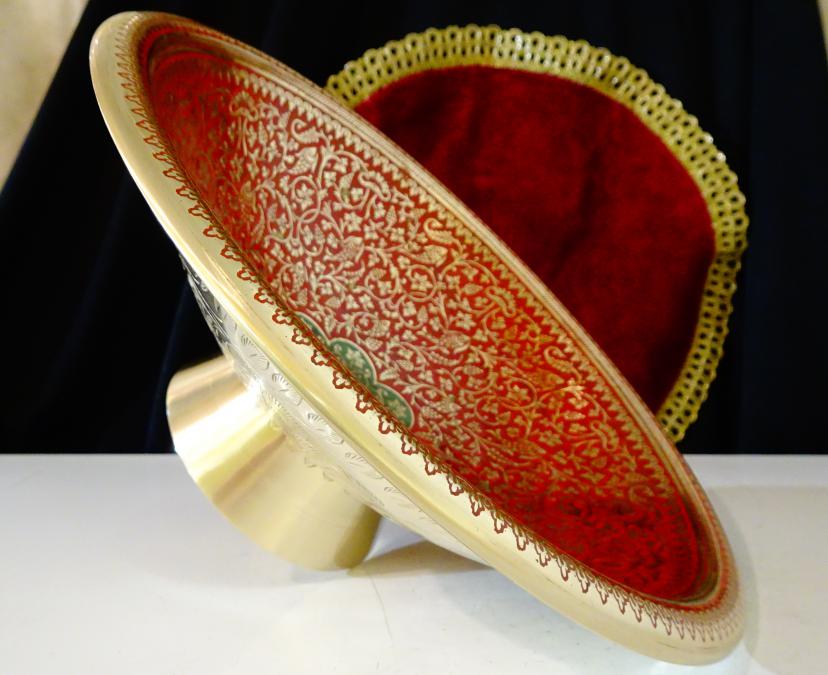 Бронзова фруктиера, клетъчен емайл, риби, лози с грозде.