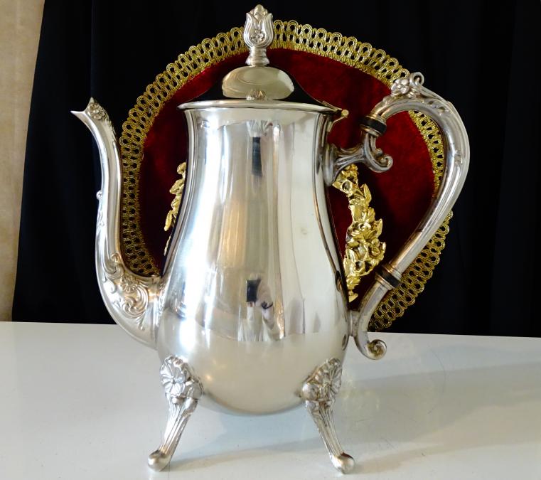 Посребрена бронзова кана, барок, като нова от вътре.