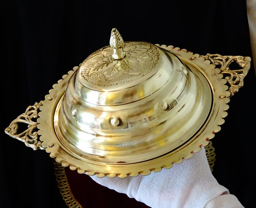 Персийски бронзов съд за сервиране с капак, разкошни дръжки.