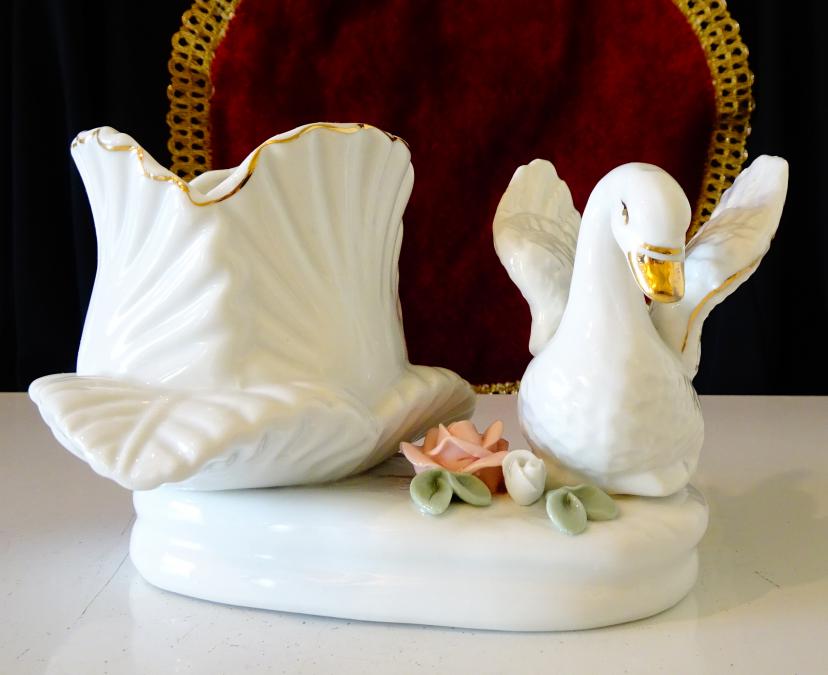 Лебед порцеланова фигура, бижутерка, ваза, злато, рози.