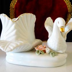Лебед порцеланова фигура, бижутерка, ваза, злато, рози.