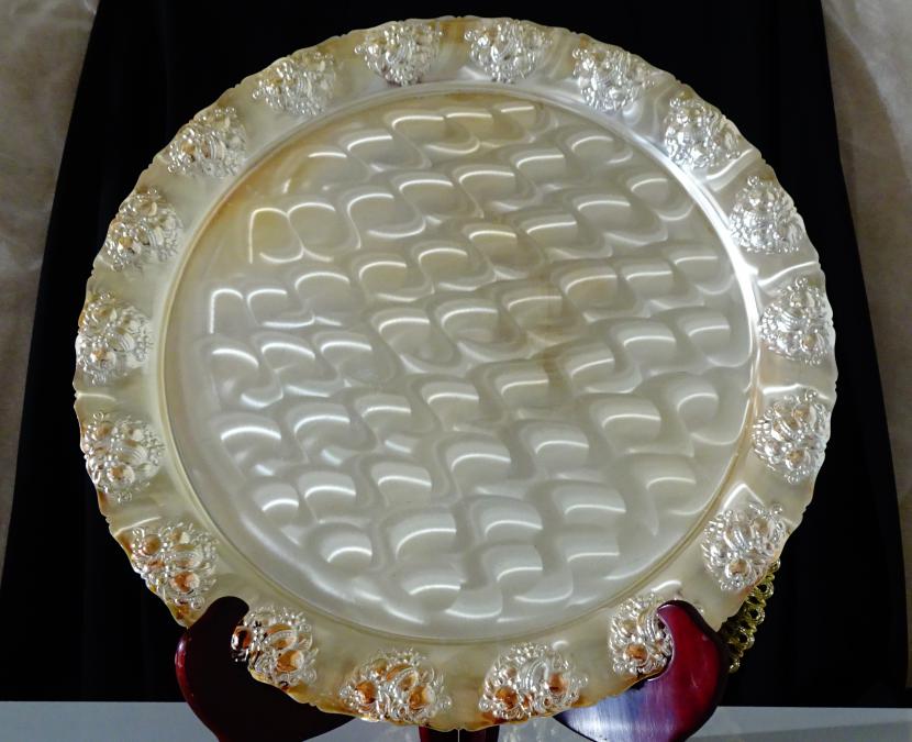 Посребрен поднос на Quist 33 см., релефни плодове.