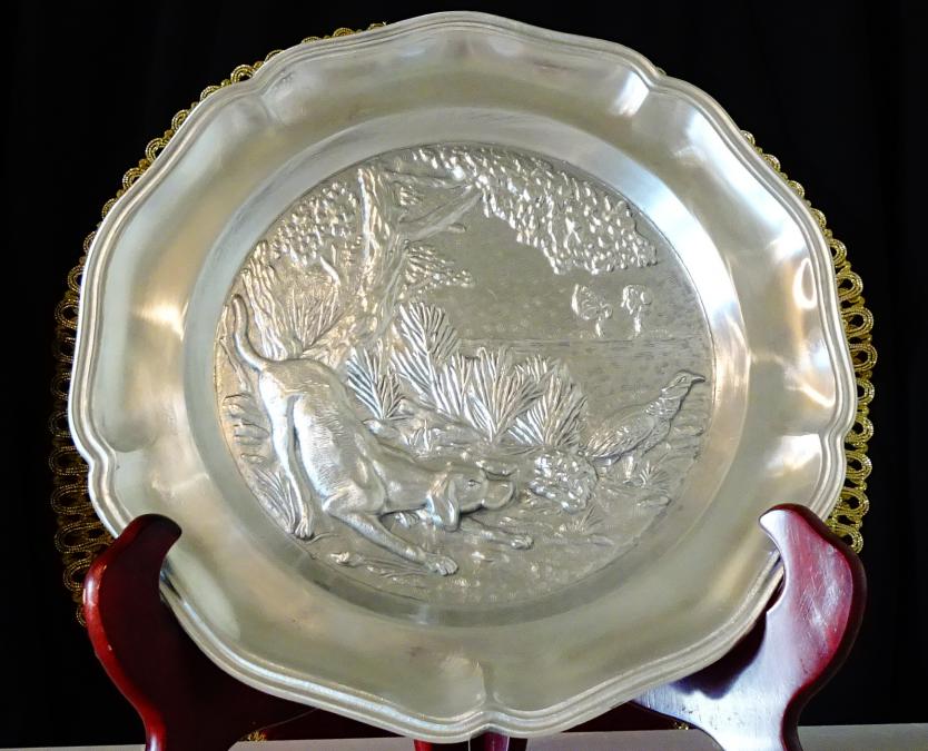 Калаена чиния с ловна картина, Куче дебне фазан.