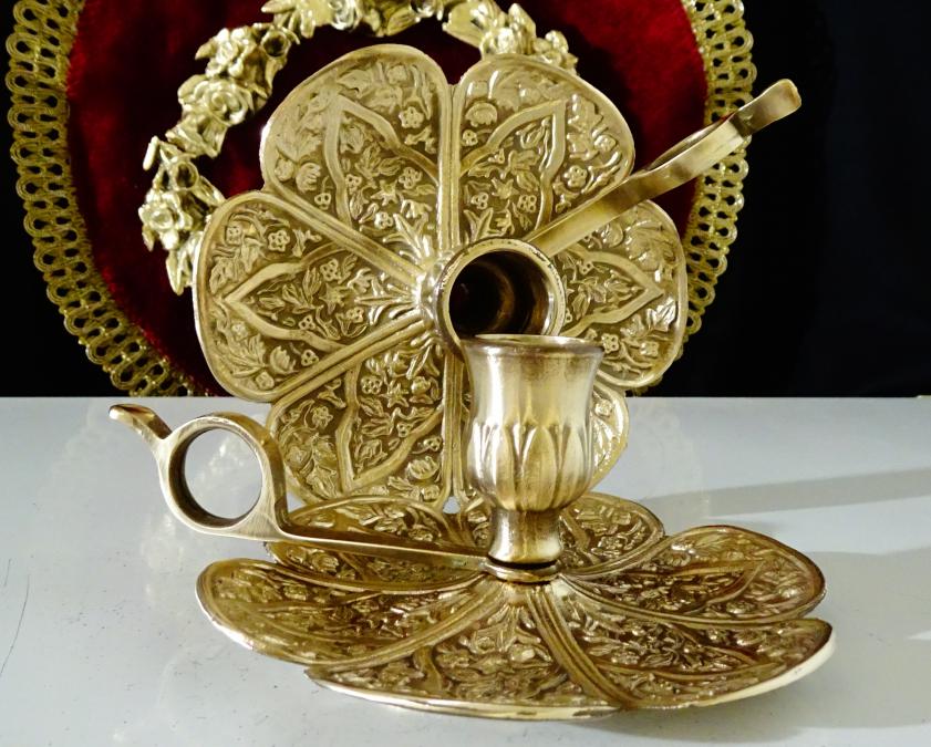 Викториански бронзов свещник, детелина, орнаменти.
