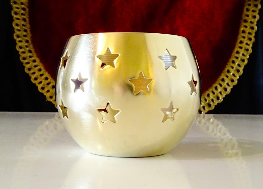 Бронзов свещник с ажур звезди.