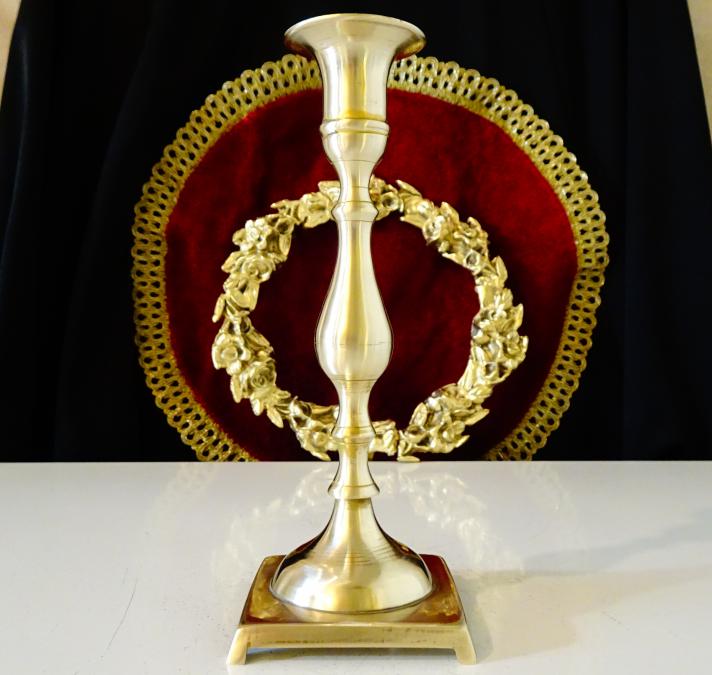 Викториански бронзов свещник на крачета.