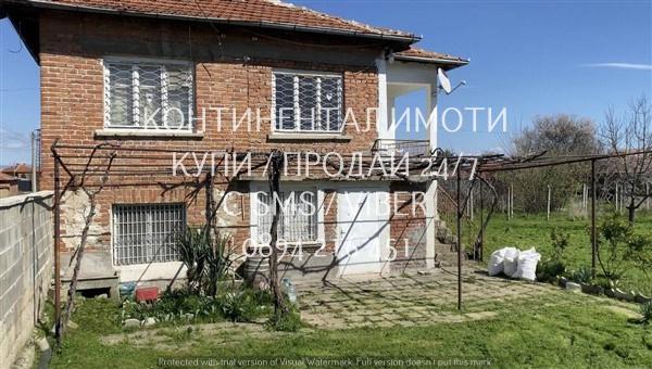 Код 63017. Къщата е двуетажна тухла гредоред 140м2 с двор 800м2 с гара