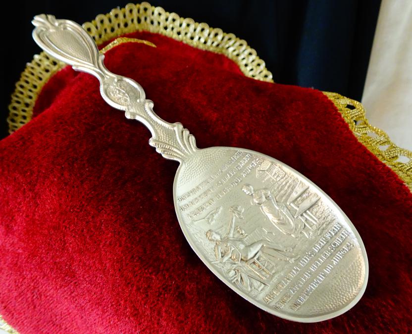 Калаена лъжица с любовна сцена за калаена сватба.