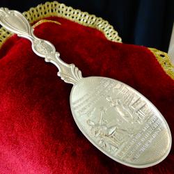 Калаена лъжица с любовна сцена за калаена сватба.