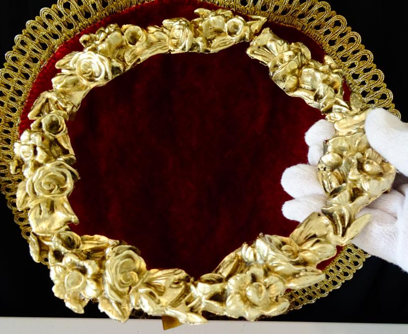 Бронзов венец, бронзова рамка с релефни цветя.