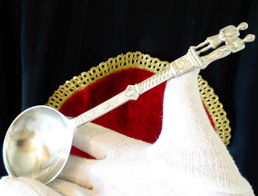 Лъжица от калай с фигури на съпрузи за калаена сватба.