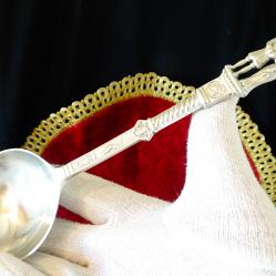 Лъжица от калай с фигури на съпрузи за калаена сватба.