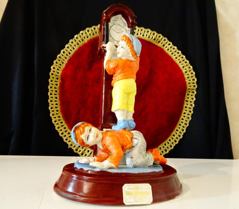 Немска порцеланова статуетка Деца сверяват часовник.