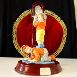 Немска порцеланова статуетка Деца сверяват часовник.