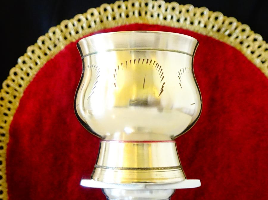 Бронзова чаша на столче, за ракия, ликьор.