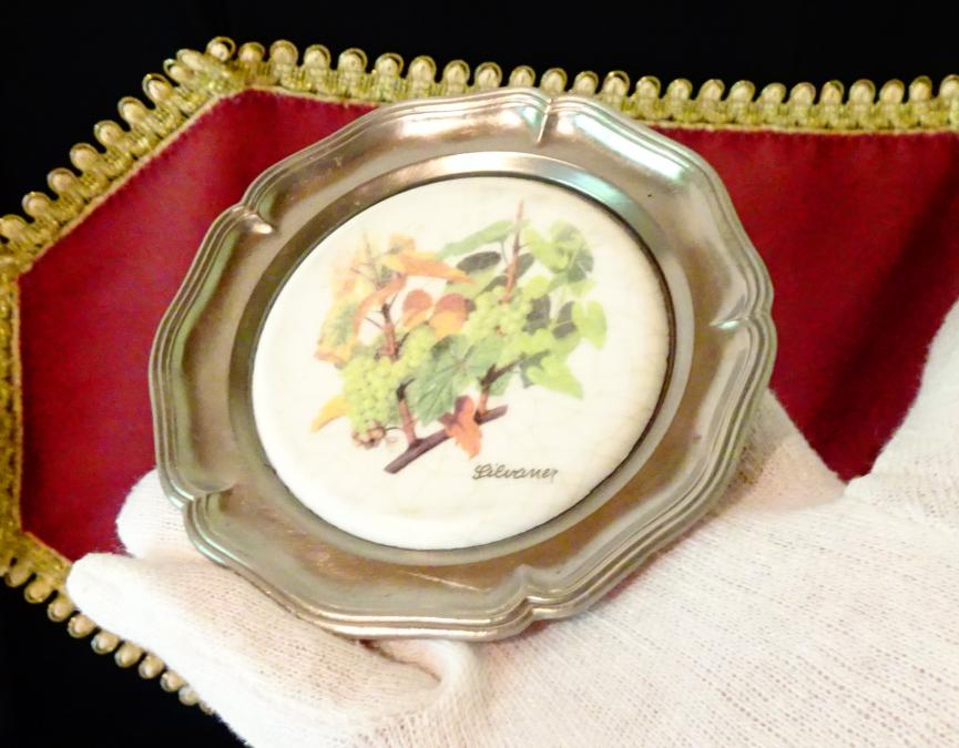 Немска чиния за хапки, картина на Лоза Силванер.