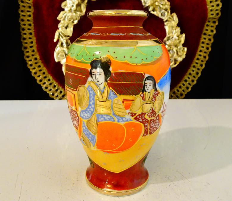 Ваза Satsuma, японски костен порцелан, злато.