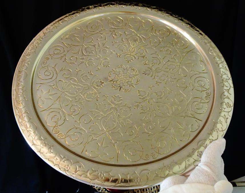 Посребрен бронзов поднос 36 см., 780 гр., гравиран.