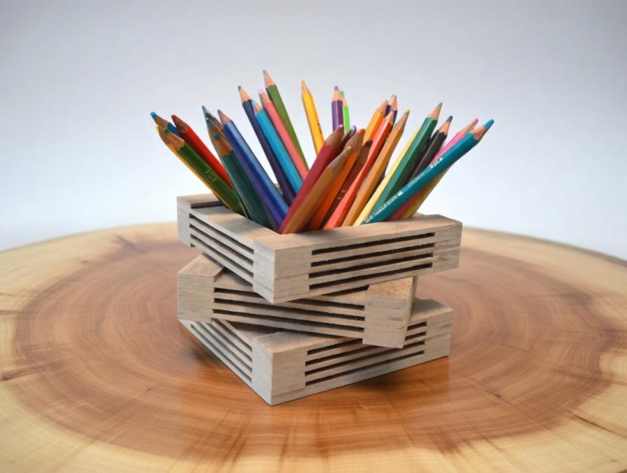 Голям хендмейд моливник.