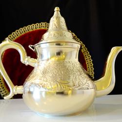 Антикварен бронзов чайник, релеф, орнаменти.
