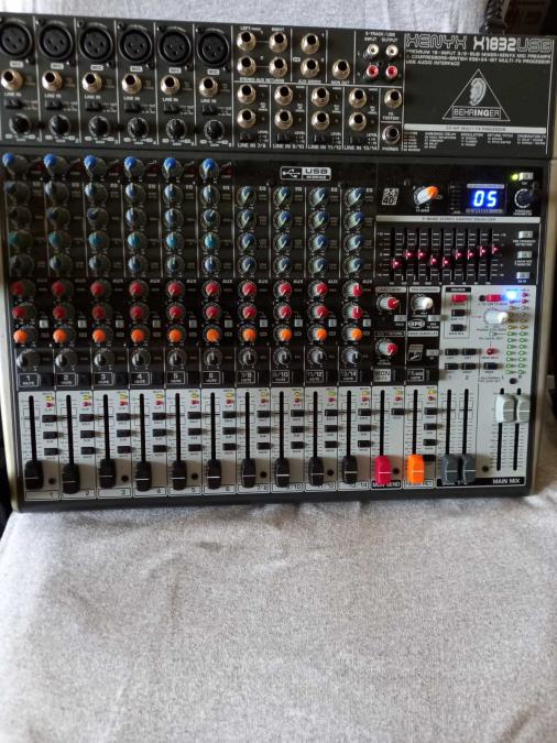 Миксер Behringer Xenyx X 1832 USB