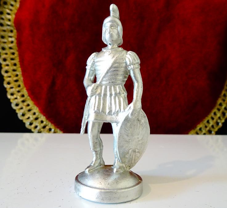 Стара статуетка, фигура Римски войник, легионер с шлем, ризница, щит и..