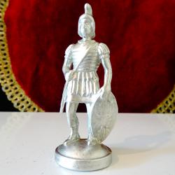 Стара статуетка, фигура Римски войник, легионер с шлем, ризница, щит и..