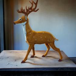 Елегантен коледен елен  перфектната празнична декорация