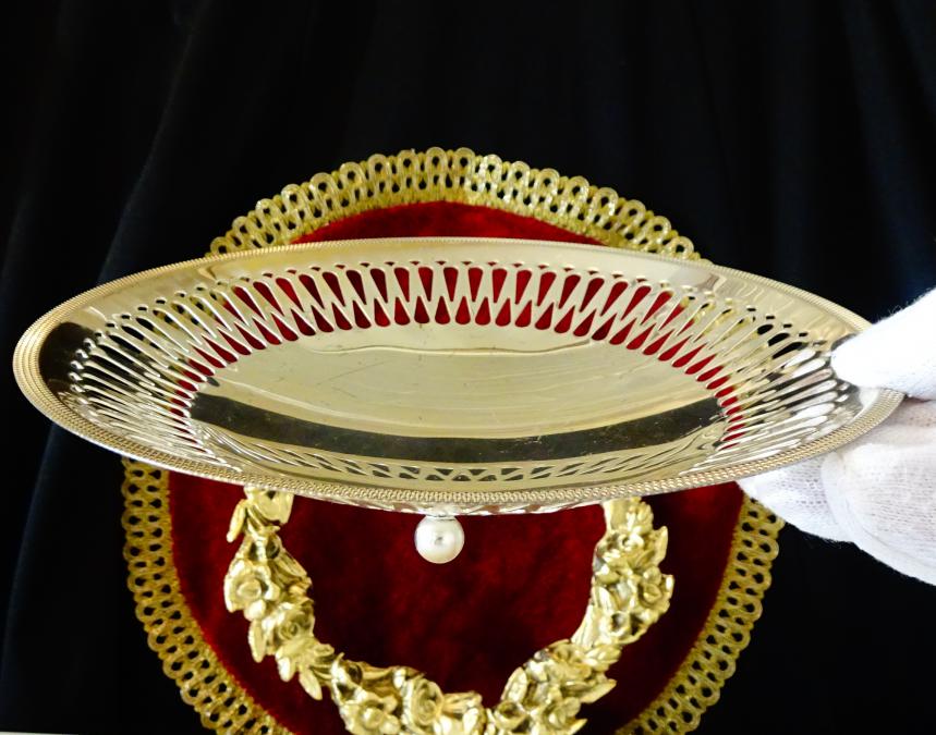 Посребрена фруктиера, съд за сладки, релеф, ажур.