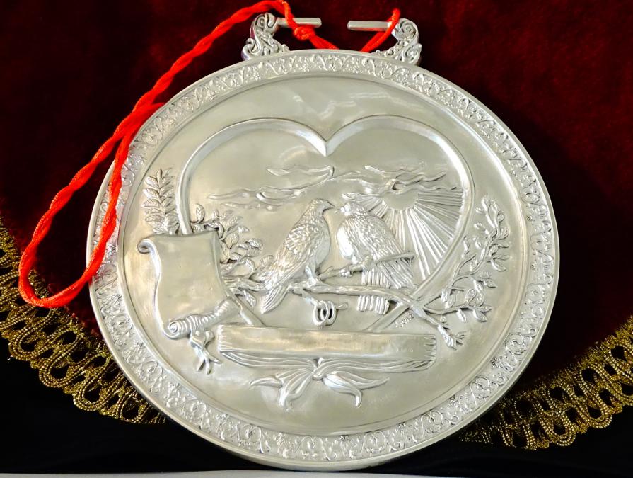 Калаен плакет, медал с Гълъби, брачни халки, за гравиране.