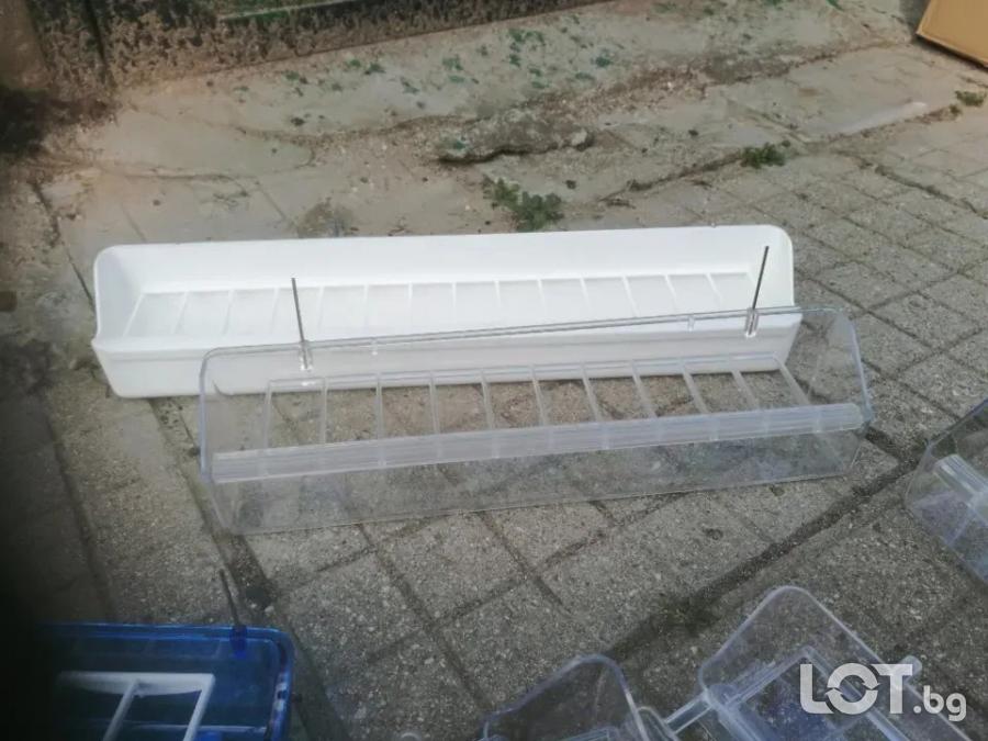Хранилки за папагали и гълъби
