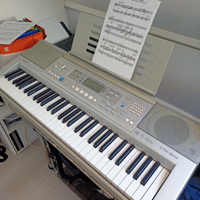 Музикален синтезатор Casio 810