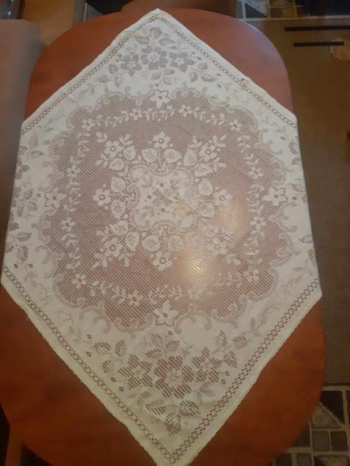 Красива бяла покривка за маса