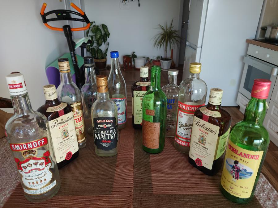 Интересен колекционерски лот от антикварни бутилки.