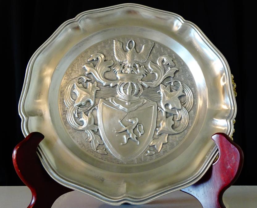 Калаена чиния с рицарски семеен герб, калаена сватба.