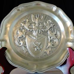 Калаена чиния с рицарски семеен герб, калаена сватба.