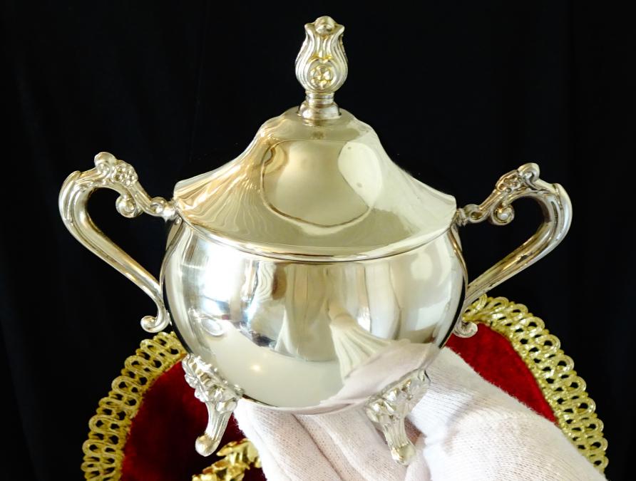 Посребрена бронзова захарница, барок, като нова от вътре.