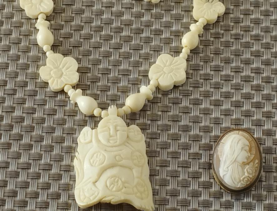 Колие с медальон от слонова кост, медальон от слонова кост