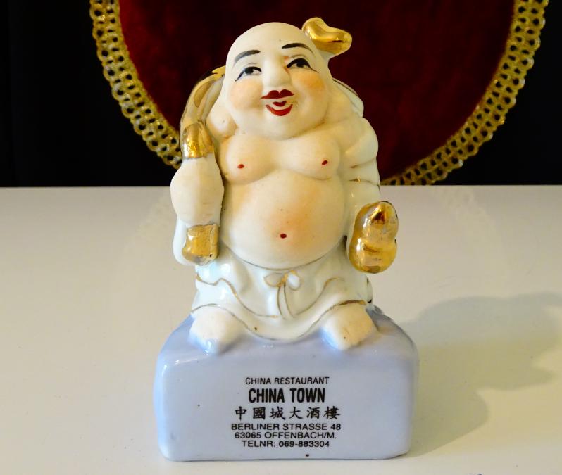 Смеещият се Буда порцеланова статуетка, злато.