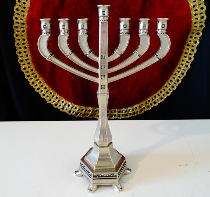 Посребрен еврейски свещник, менора, ханукия.