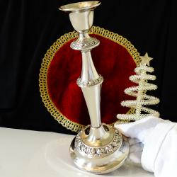 Английски посребрен свещник Ianthe, релефни рози.