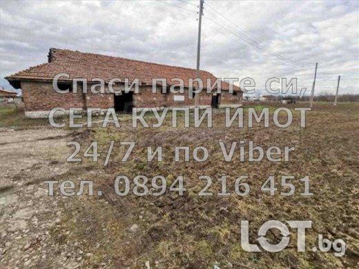 кодо 61564. Стари тухлени помещения хамбари 460м2 2 постройки 340м2.