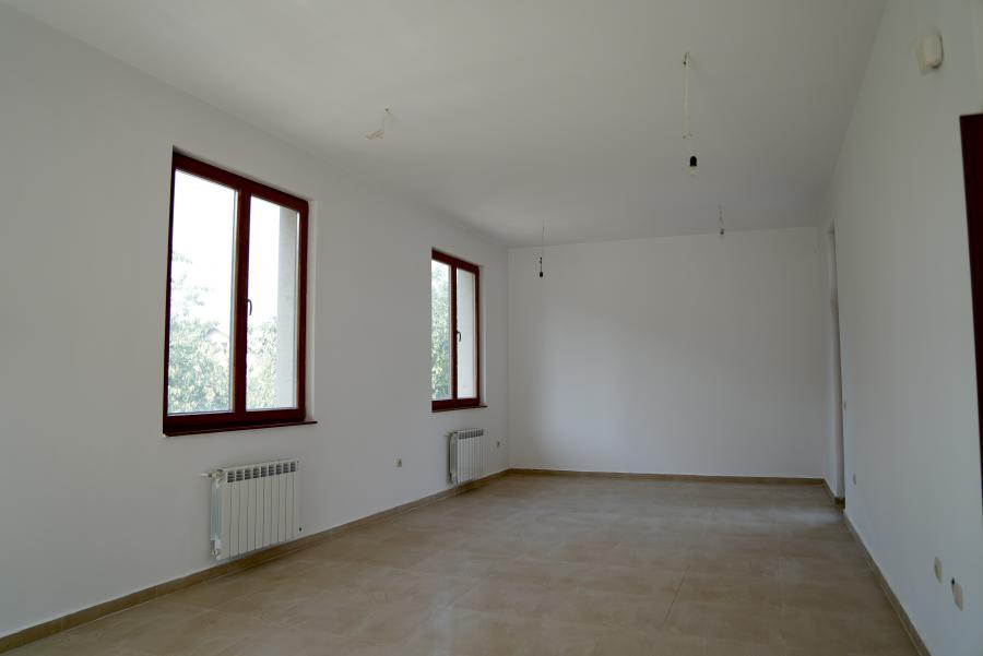 Продава се просторен апартамент в жилищна сграда